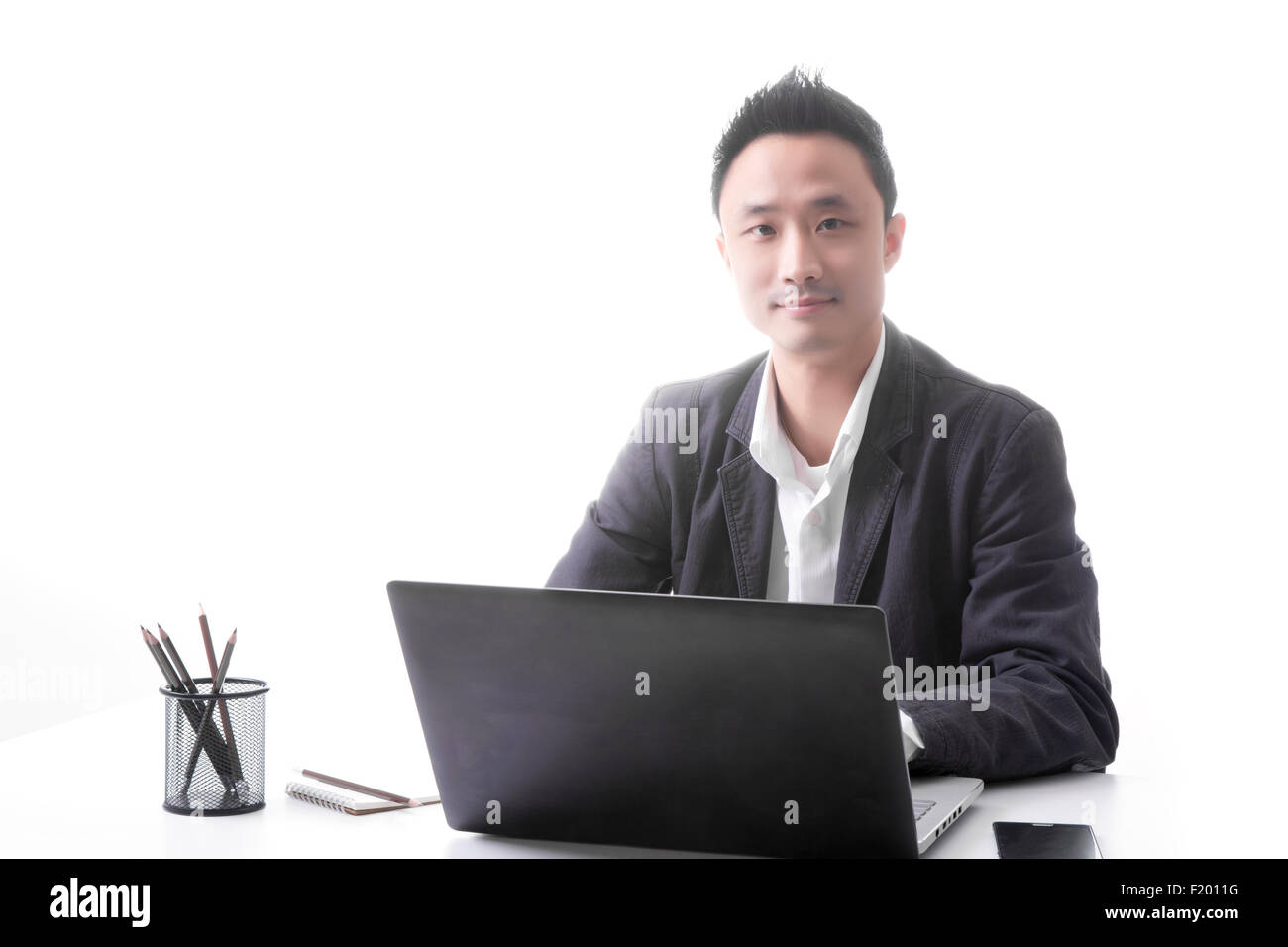 Asiatischer Mann im Büro Geschäftskonzept auf weißem Hintergrund Stockfoto