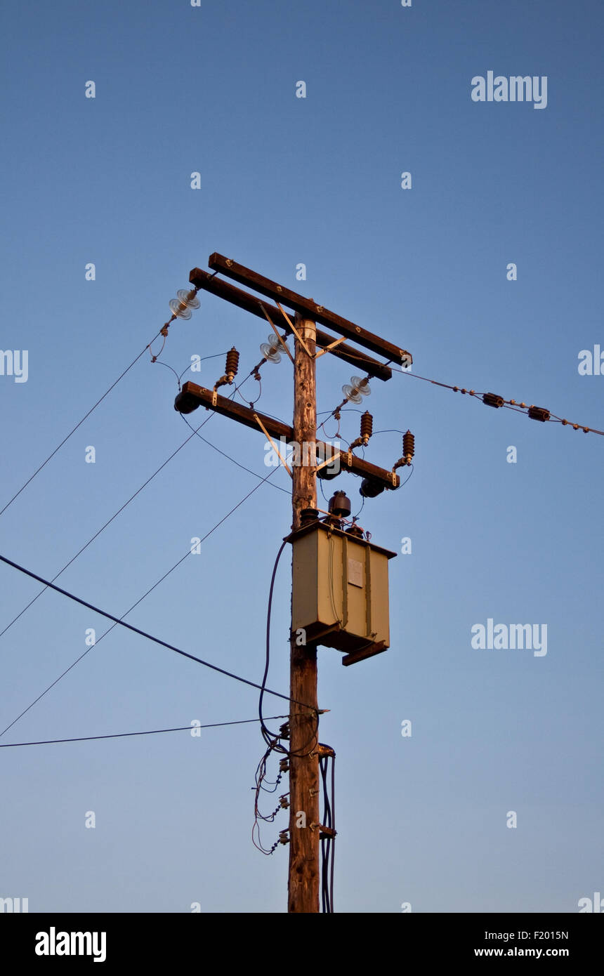 Alte Lampen und Telefonmasten, Kefalonia Stockfoto