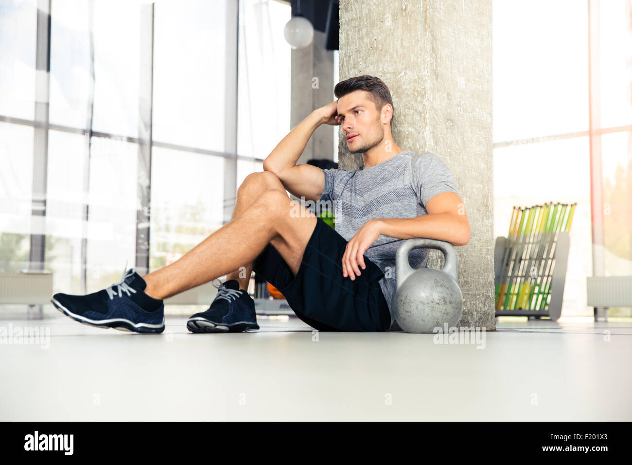 Porträt eines müde Fitness ruht in Turnhalle Stockfoto