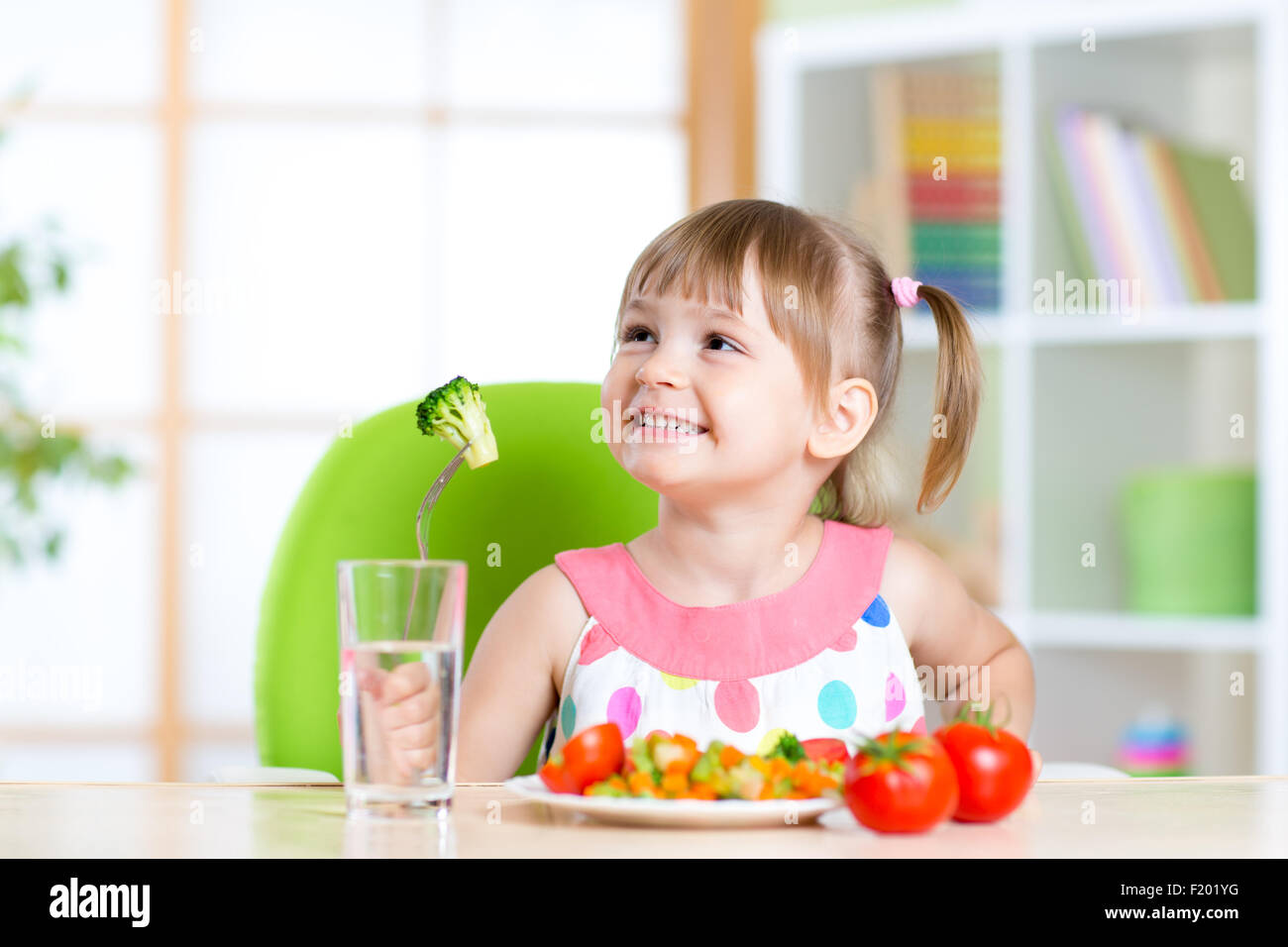 Kind gesund Gemüse Essen im Hause oder im Kindergarten Stockfoto