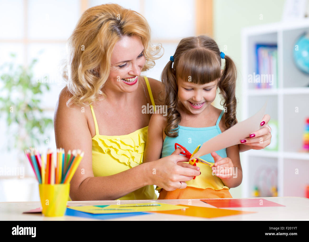 Mutter lehrt Vorschulkind Kind um Gegenstände zu bauen, zu tun. DIY-Konzept. Stockfoto