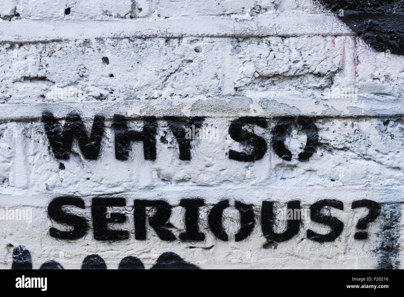 Spitalfields, London. Graffiti auf eine weiß lackierte Mauer: "why so serious?". Stockfoto