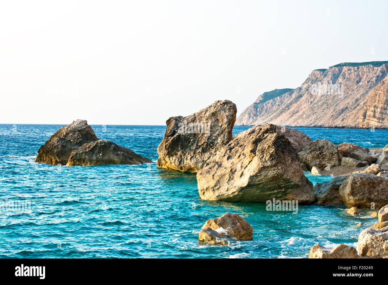 Felsen im Meer, Platia Amos - Kefalonia, Griechenland Stockfoto