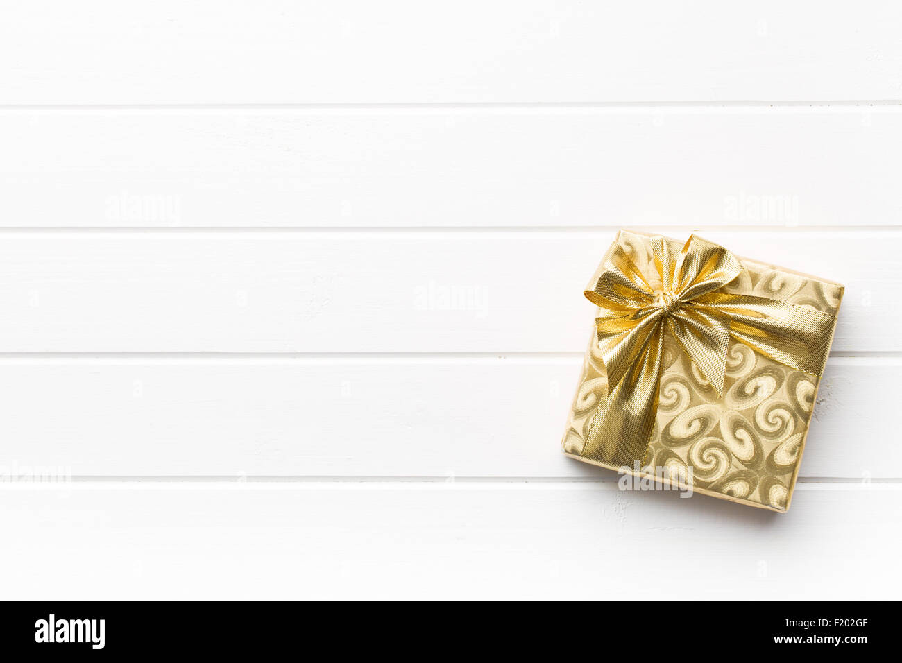 Gold Geschenk-Box auf weißen Tisch Stockfoto