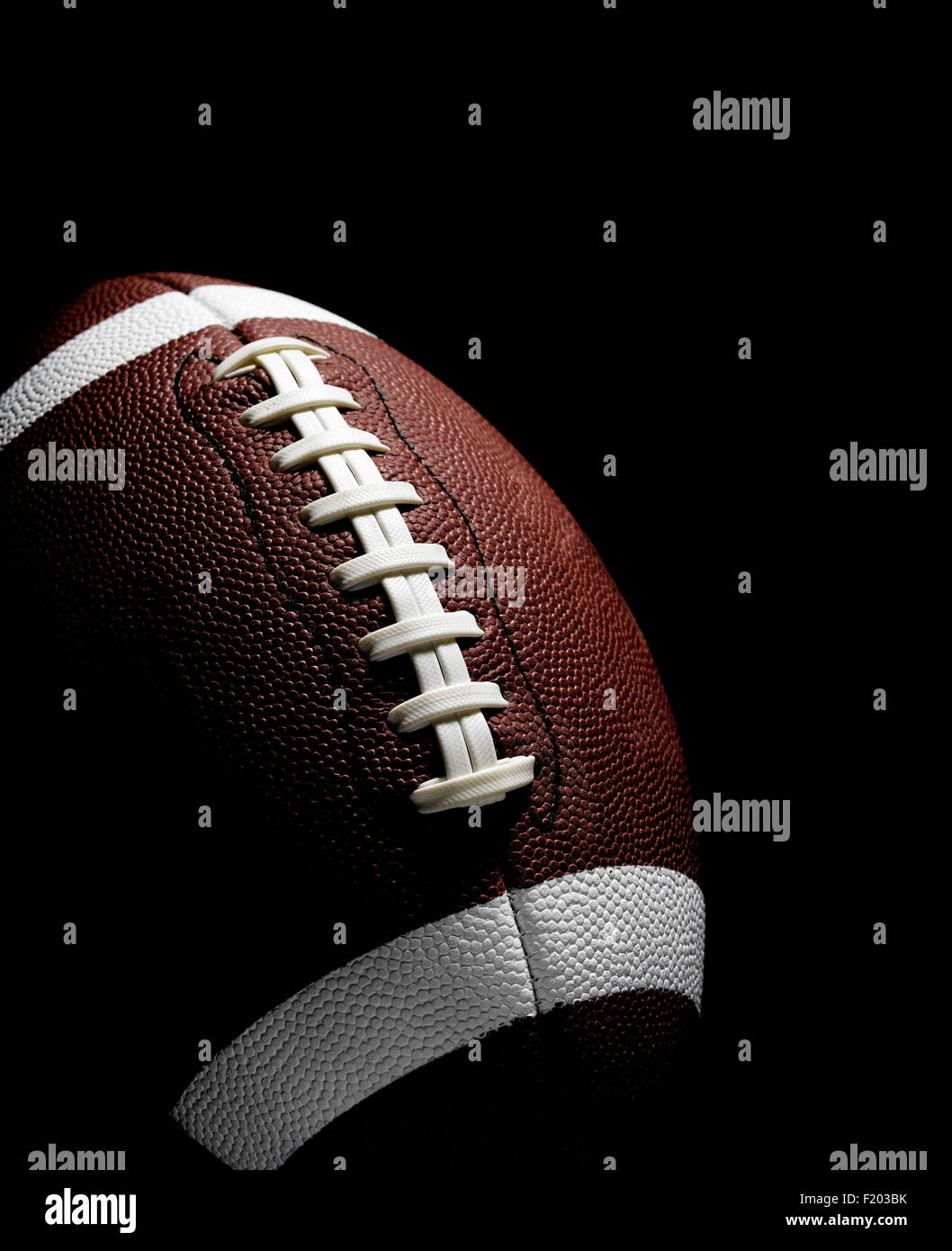 Isolierte American Football ein schwarzer Hintergrund Stockfoto
