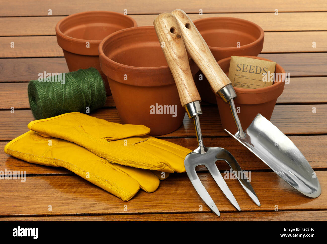 Gartengeräte auf einem Tisch aus Teakholz Stockfoto