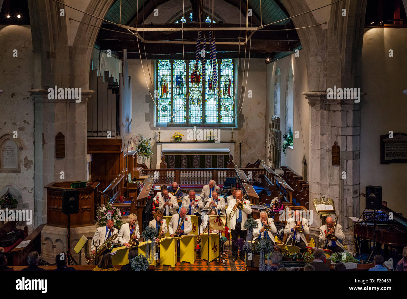 Eine lokale Band spielt Musik im St-Andreas Kirche In Touristenort während der jährlichen Dorffest, Touristenort, East Sussex, UK Stockfoto