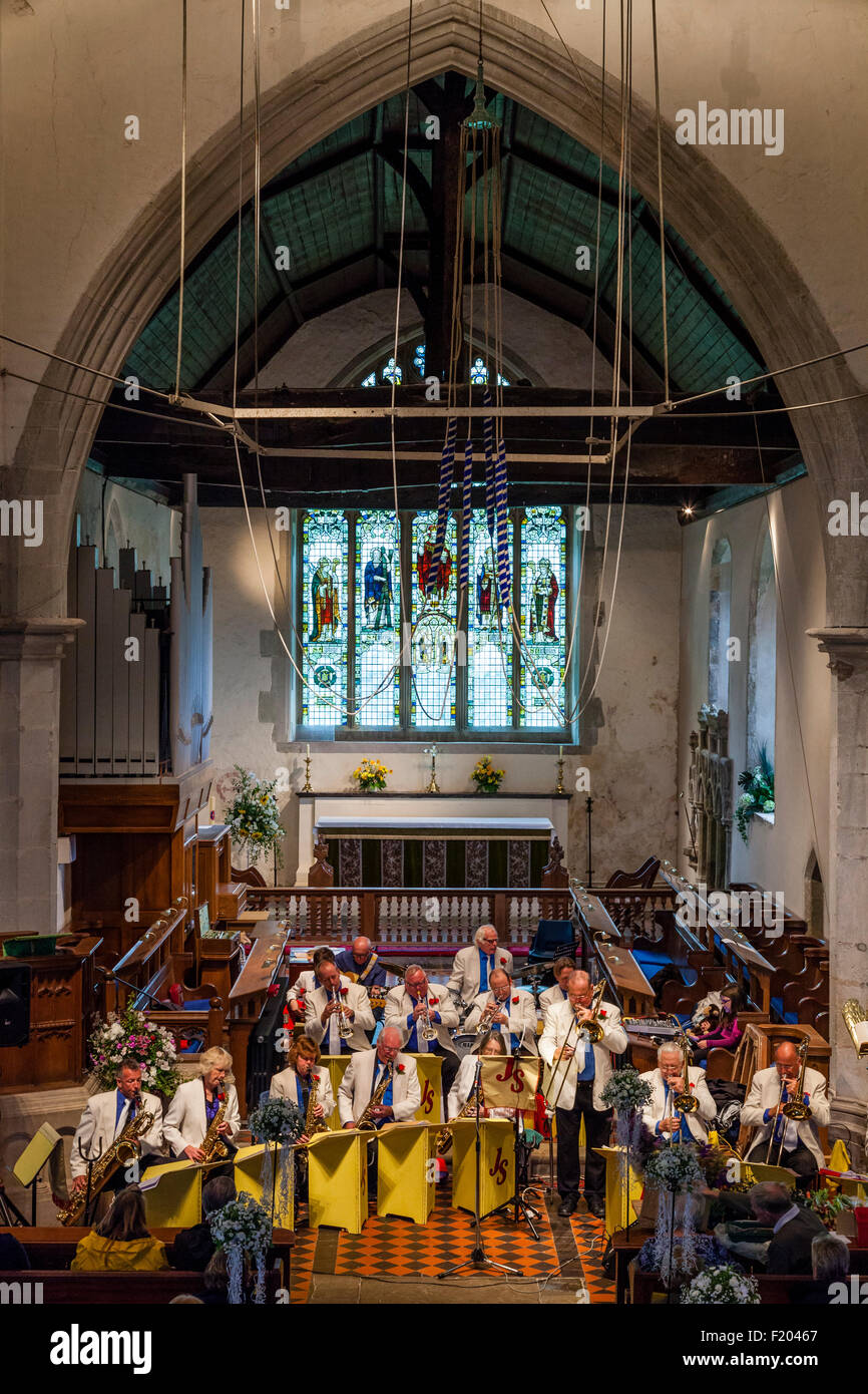 Eine lokale Band spielt Musik im St-Andreas Kirche In Touristenort während der jährlichen Dorffest, Touristenort, East Sussex, UK Stockfoto