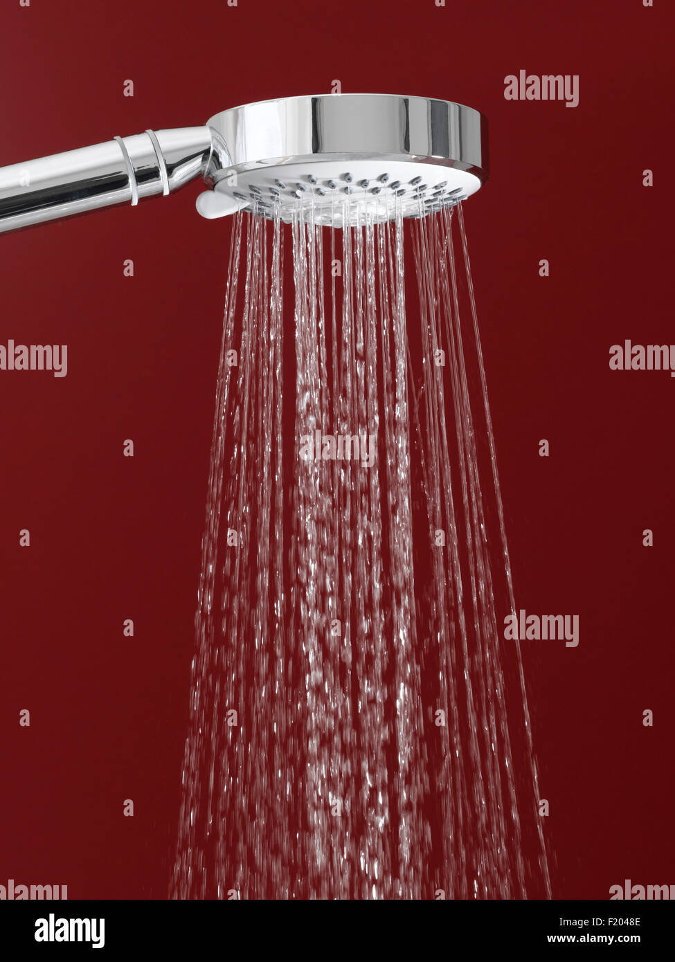 Silber-Duschkopf mit fließendem Wasser Stockfoto