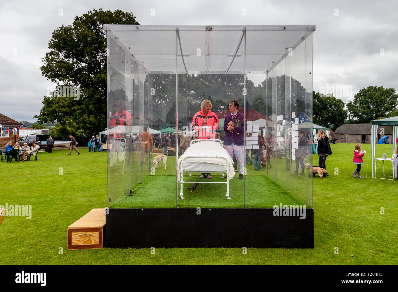 Eine Reise durch mein Schlafzimmer Installation, Hartfield Dorffest Hartfield, East Sussex, UK Stockfoto