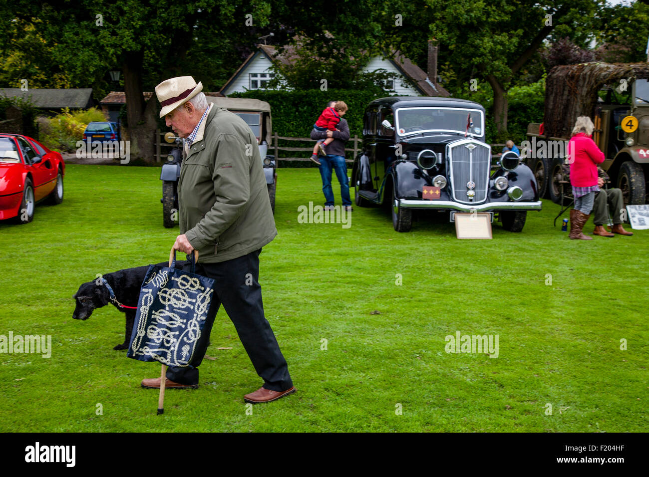 Ein Mann mit seinem Hund, Hartfield Dorffest Hartfield, East Sussex, UK Stockfoto