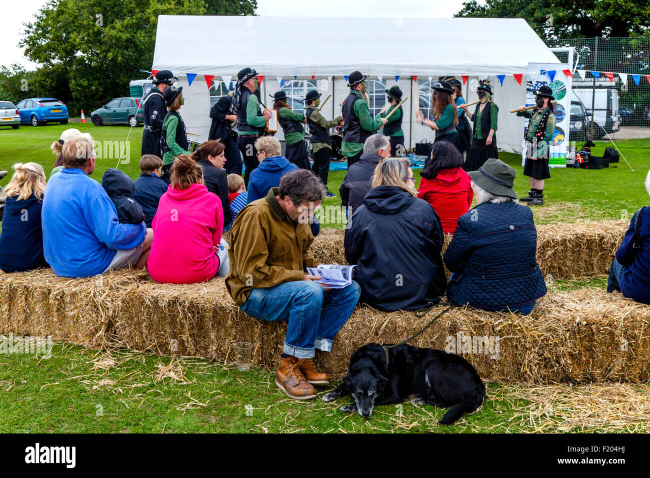 Lokale Leute beobachten eine Gruppe von Morris Dancers, Hartfield Dorffest Hartfield, East Sussex, UK Stockfoto