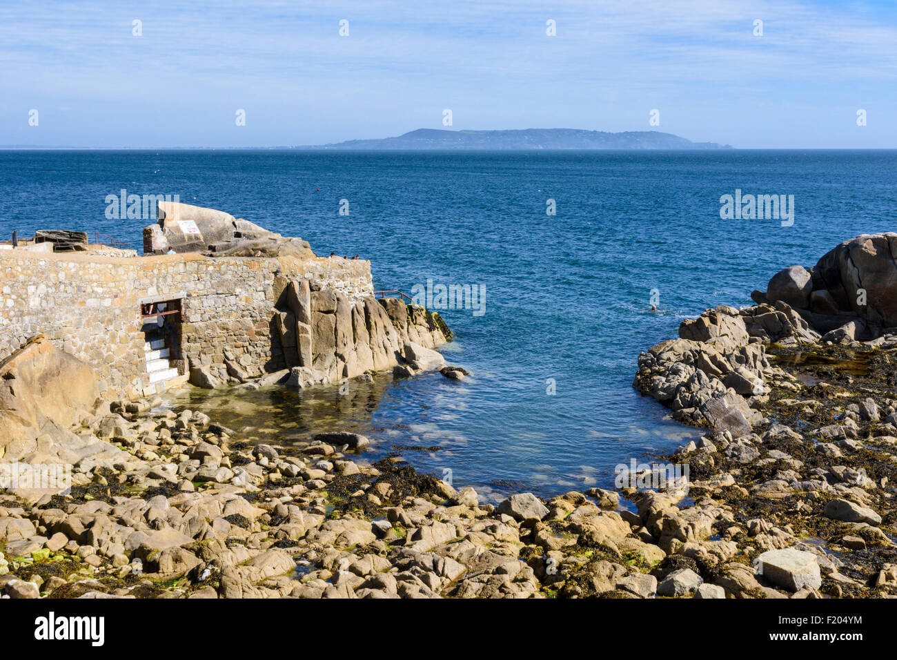 Menschen schwimmen an vierzig Fuß Badeplatz Sandycove, Dun Laoghaire-Rathdown, Irland Stockfoto