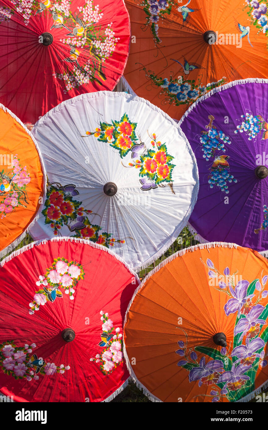 Bunte Sonnenschirme auf dem Display an Thai Festival Poole, Dorset, UK im September Stockfoto