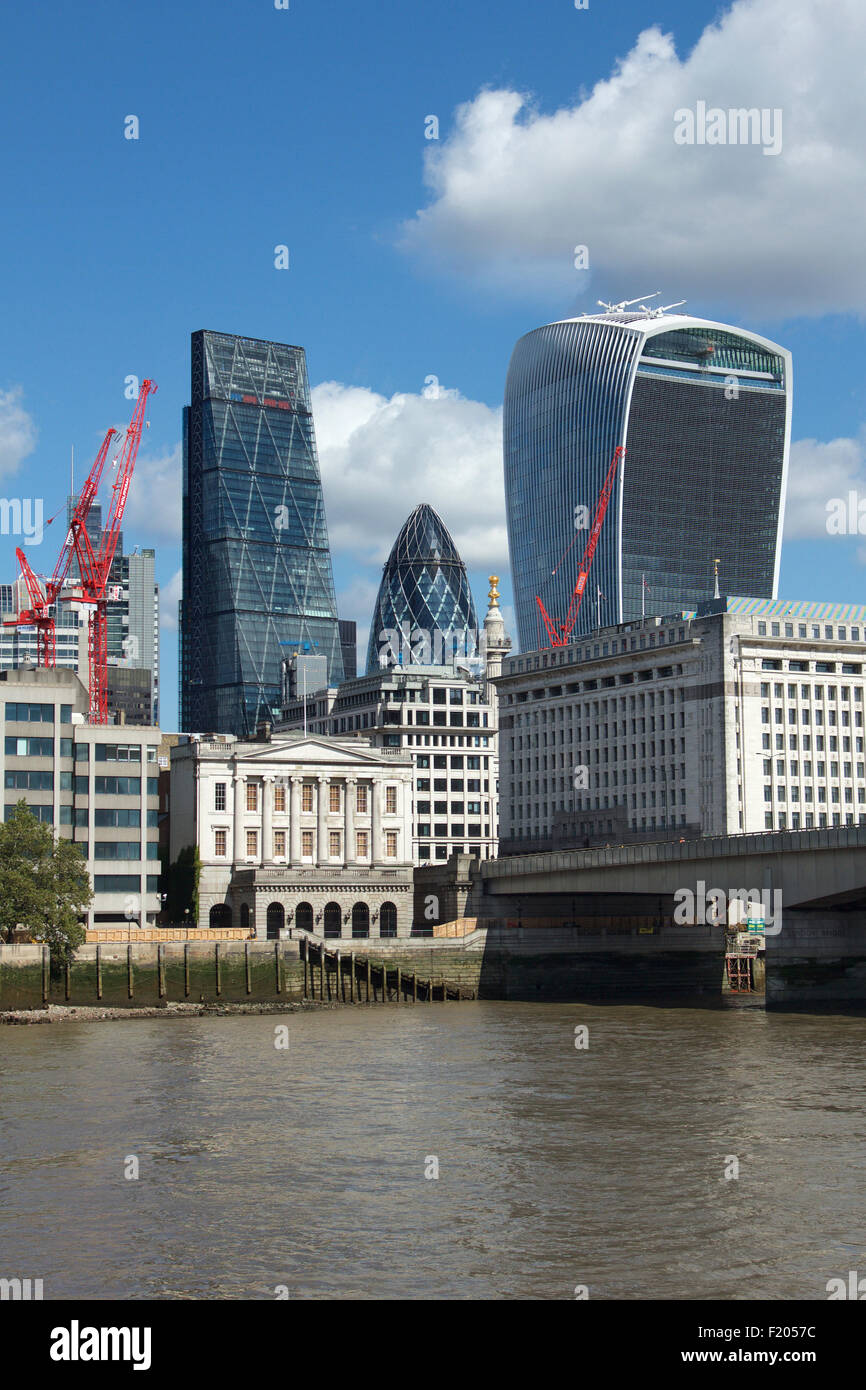 Die Skyline der City of London von der Themse, einschließlich der "Cheesegrater", "Gherkin", der "Walkie Talkie" und Dichtung Haus Stockfoto