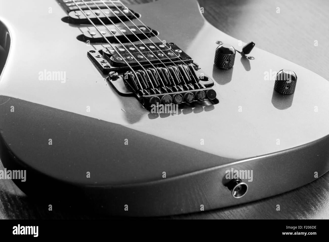 schwarze und weiße e-Gitarre beschnitten Stockfoto