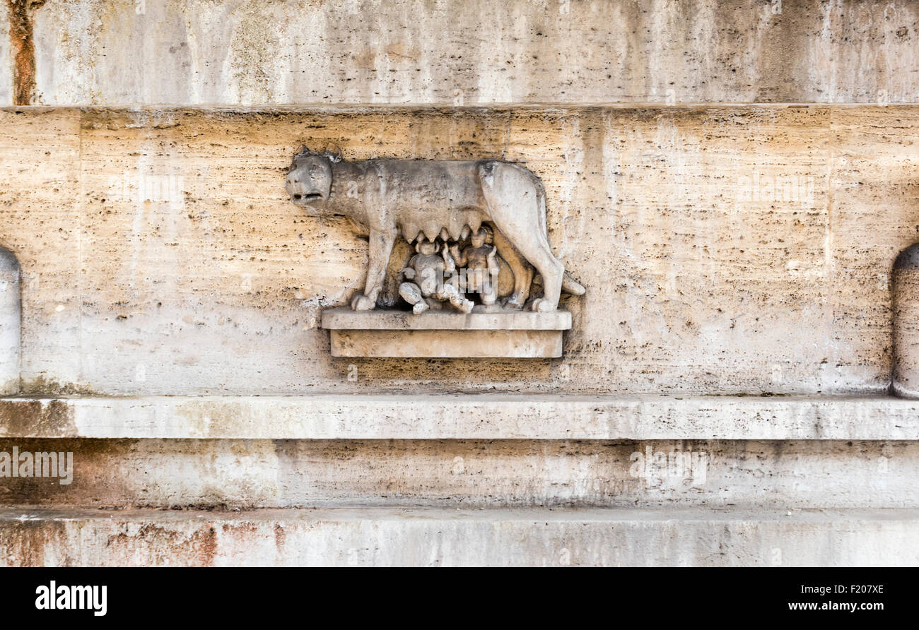 Romulus und Remus Spanferkel auf einen Wolf, ein Relief auf der Basis eines Brunnens in Piazza del VIiminale, Rom, Italien Stockfoto