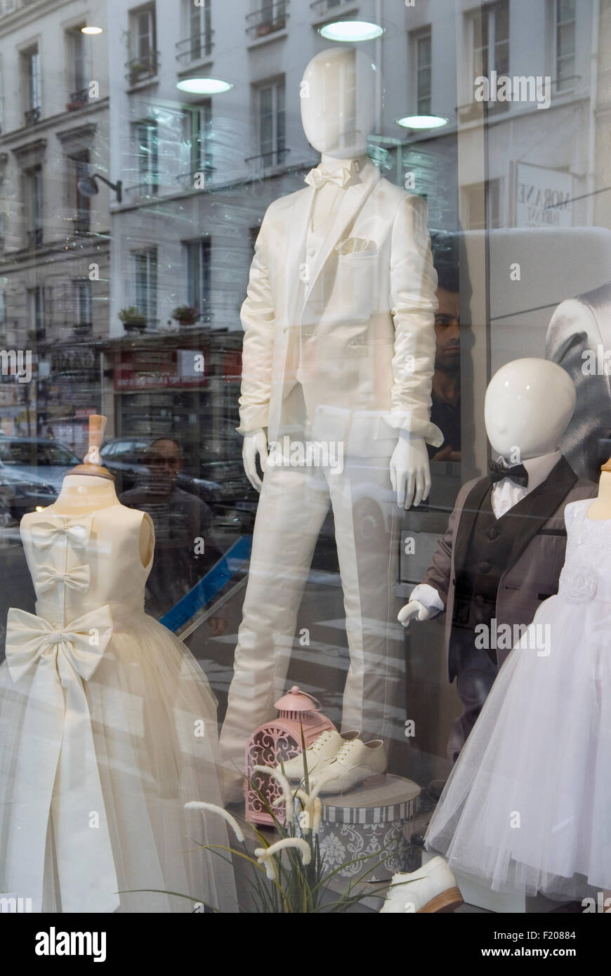 Bestätigung Anzug Schaufenster in Paris Frankreich. HOMER SYKES Stockfoto