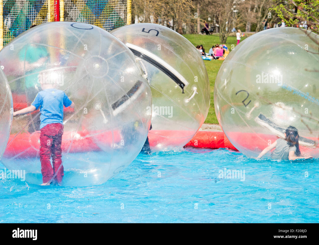 Kinder in Luftgefüllten humoristische Im Wasserbecken Stockfoto