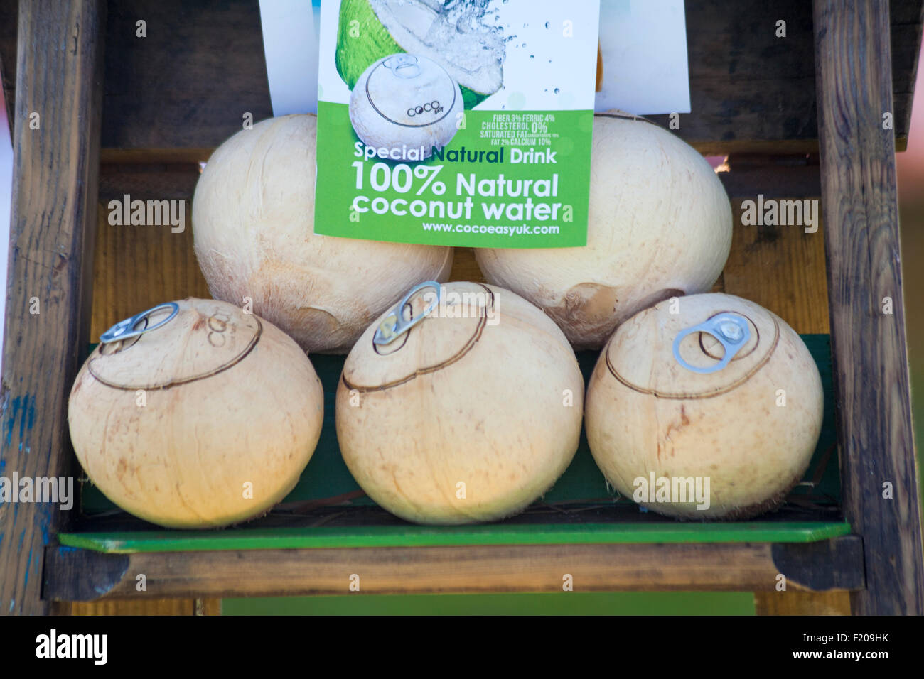 Besondere natürliche Trinken 100% natürliche Kokos Wasser auf Anzeige an Poole Thai Festival, Poole, Dorset, Großbritannien im September Stockfoto