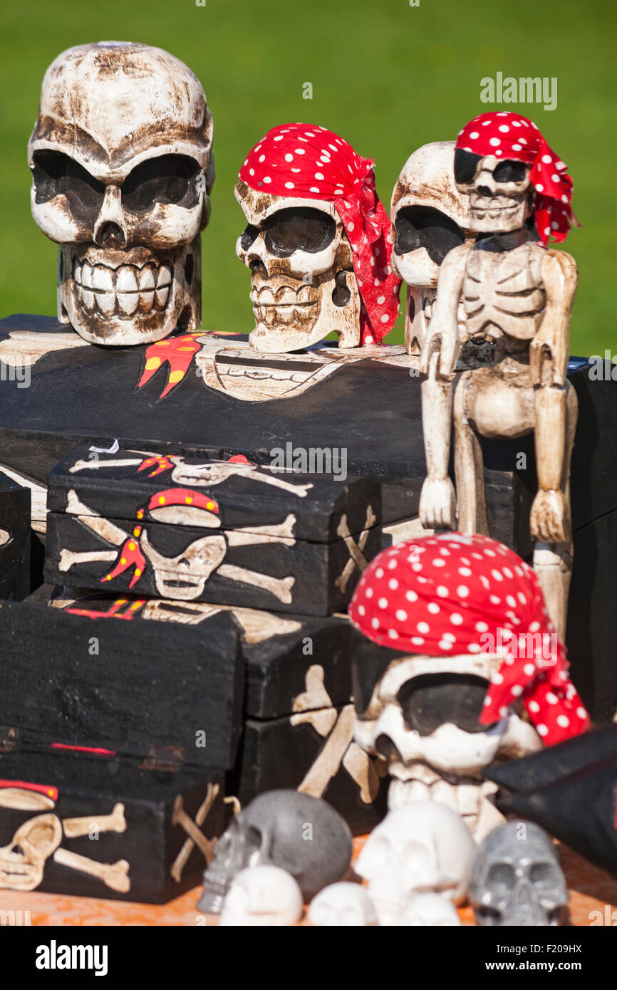 Boxen und Schädel & gekreuzten Knochen für den Verkauf auf Stand auf Thai Festival Poole, Dorset, UK im September Stockfoto