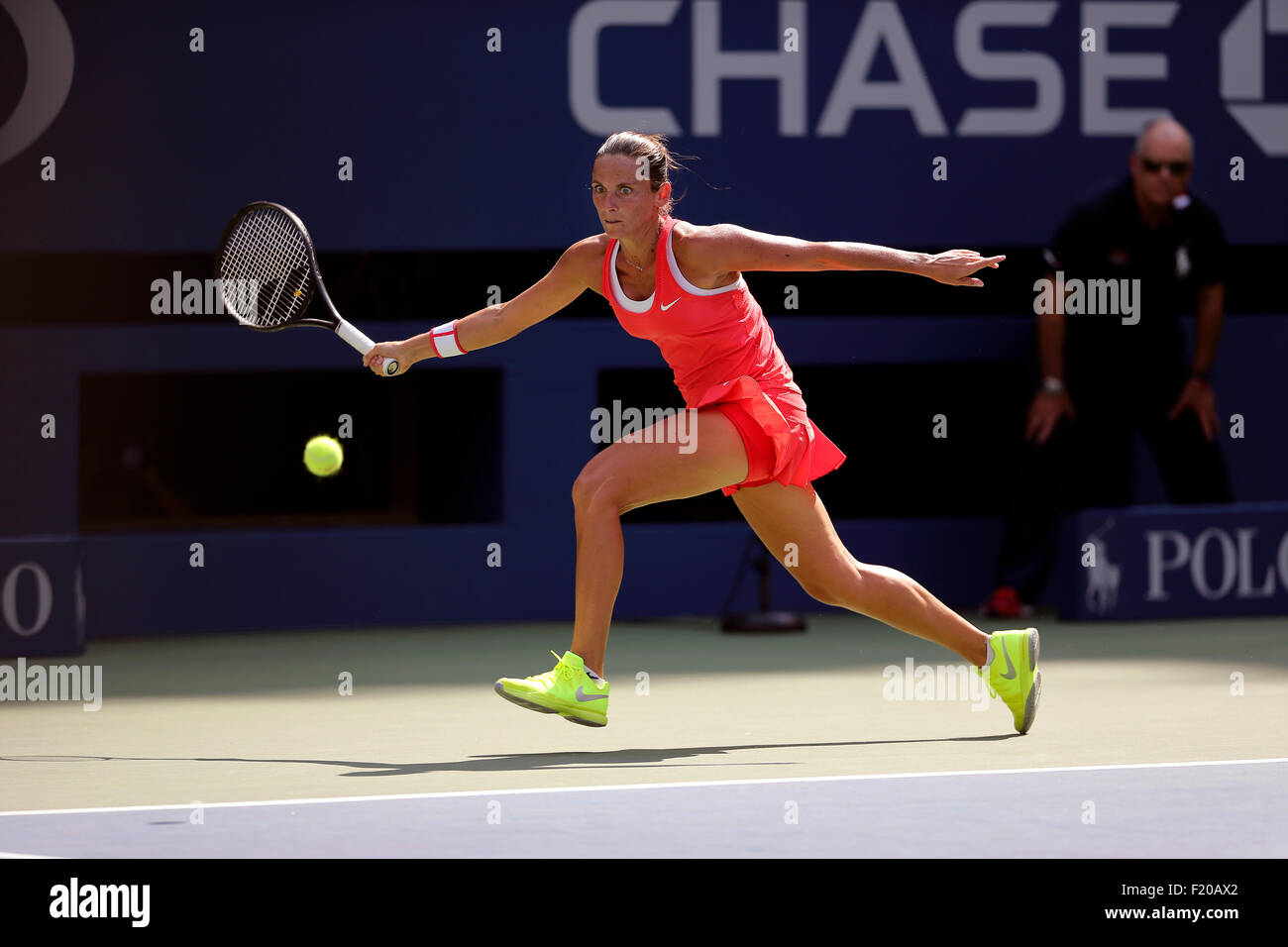 New York, USA. 08. Sep, 2015. Roberta Vinci Italiens in Aktion gegen Frankreichs Kristina Mladenovic während ihr Viertelfinalspiel bei den US Open in Flushing Meadows, New York am Nachmittag des 8. September 2015. Bildnachweis: Adam Stoltman/Alamy Live-Nachrichten Stockfoto