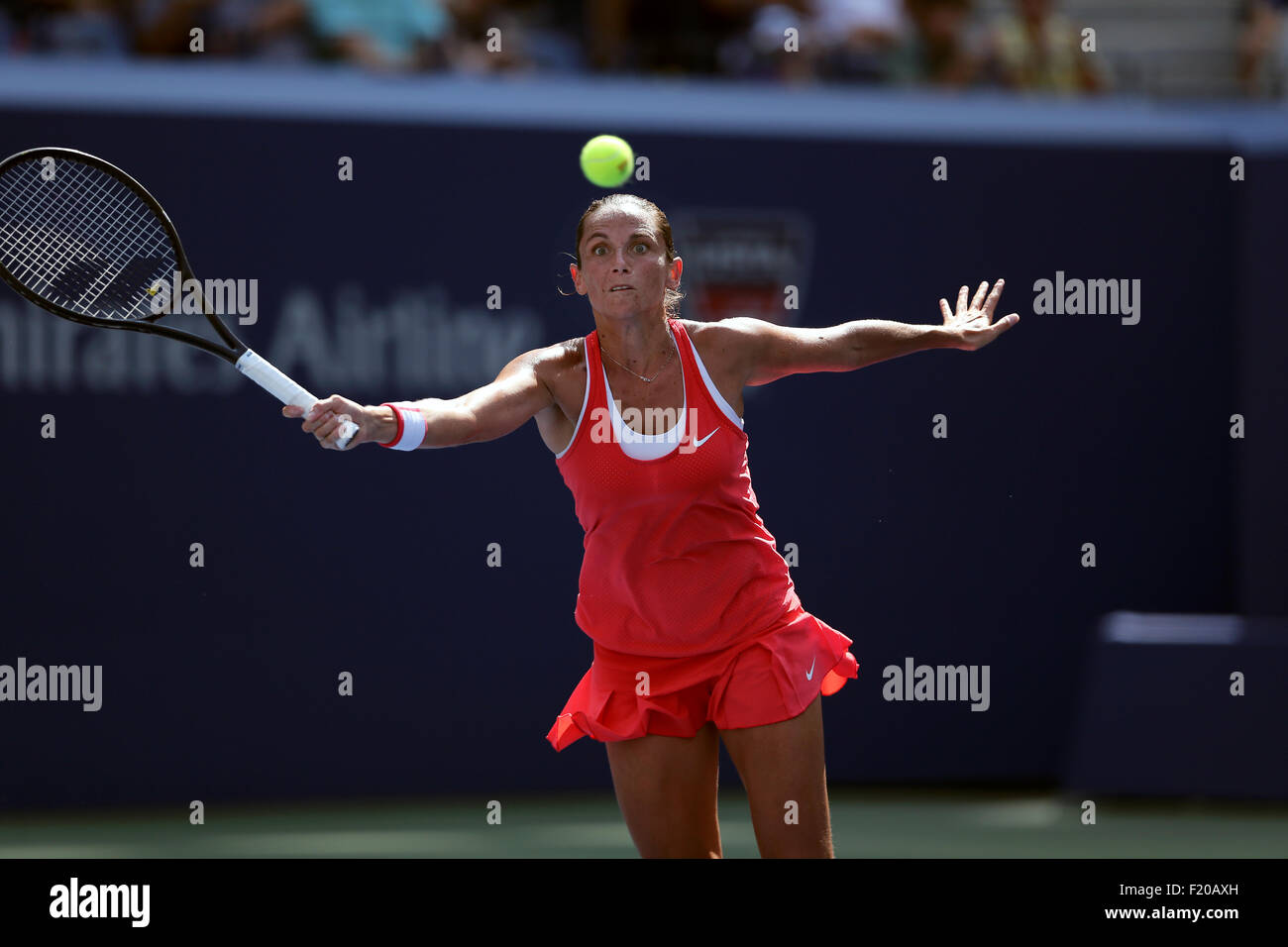 New York, USA. 08. Sep, 2015. Roberta Vinci Italiens in Aktion gegen Frankreichs Kristina Mladenovic während ihr Viertelfinalspiel bei den US Open in Flushing Meadows, New York am Nachmittag des 8. September 2015. Bildnachweis: Adam Stoltman/Alamy Live-Nachrichten Stockfoto