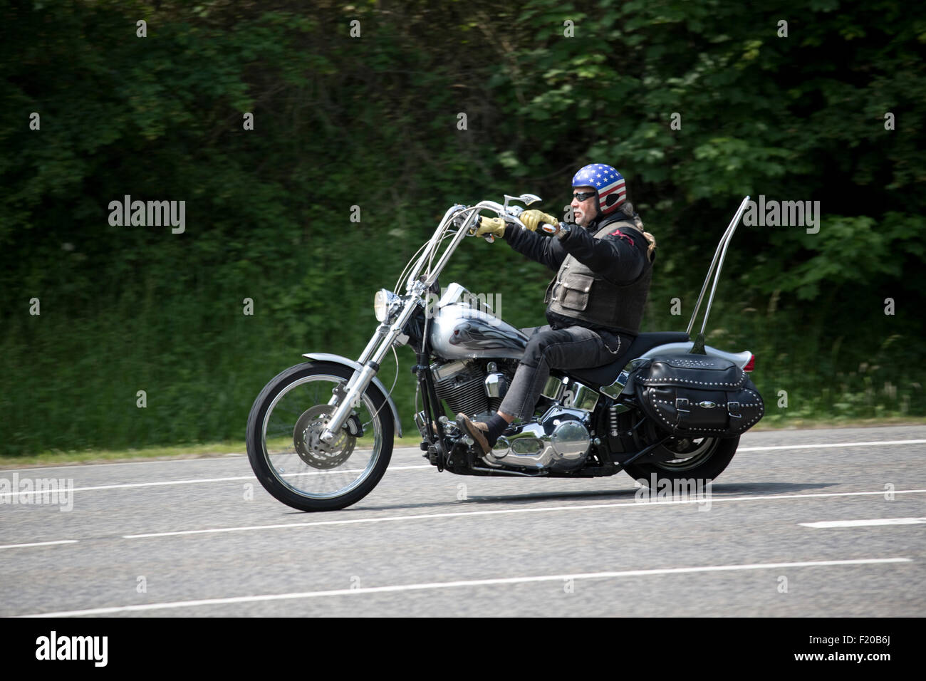 Motorradfahrer auf Harley Davidson Hauptstraße Deutschland Stockfoto