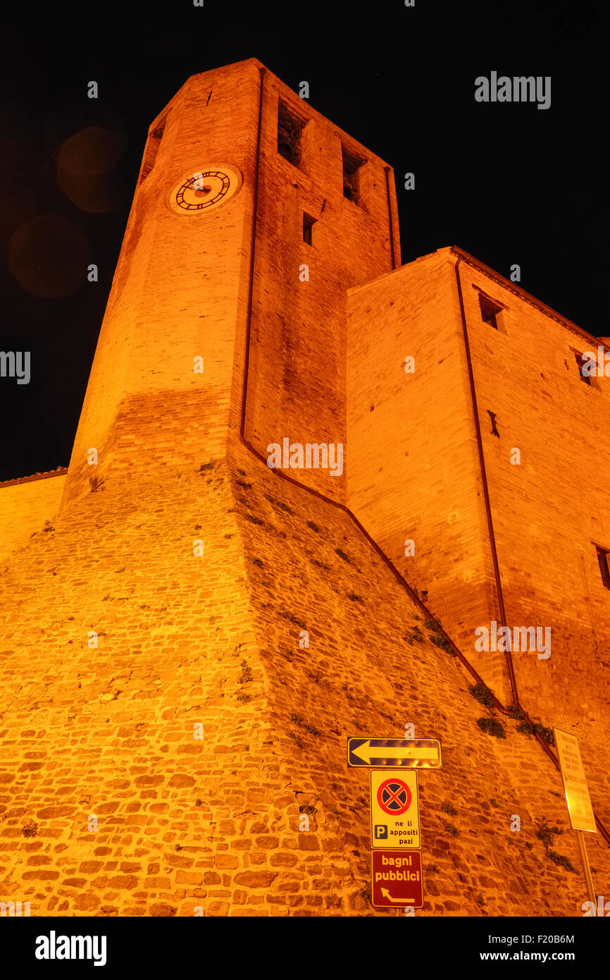 Bell Turm der Burg im Dorf Monteleone di Fermo in Le Marche Italien Floodlit nachts Stockfoto