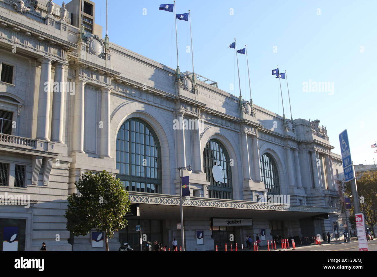 Die Flaggen mit dem Logo von Computer- und Software-Hersteller Apple schwingen über dem Eingang in das Bill Graham Civic Auditorium in San Francisco, USA, 8. September 2015. Apple präsentiert seine Neuheiten während der Veranstaltung in der Aula am 9. September 2015. Das Bill Graham Civic Auditorium ist eng mit der Geschichte von Apple verbunden, da dies der Ort war Apples ersten kommerziell erfolgreichen Apple II Computer eingeführt wurde während einer Messe im Jahr 1977 wurden. Foto: Christoph Dernbach/Dpa r Stockfoto