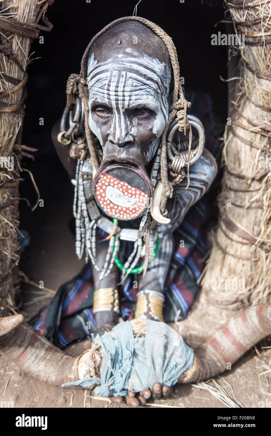 JINKA, Äthiopien - 19. August 2015: unbekannte Frauen vom Stamm der Mursi mit großen Lippe Platte, im Mago Nationalpark. Die mehr l Stockfoto