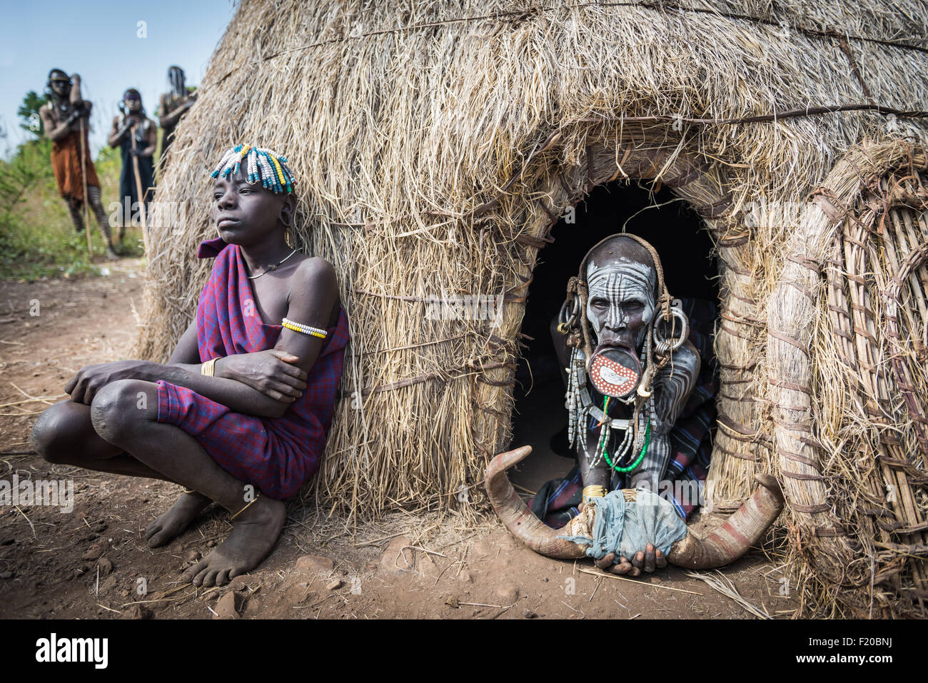 JINKA, Äthiopien - 19. August 2015: unbekannte Frauen vom Stamm der Mursi mit großen Lippe Platte, im Mago Nationalpark. Die mehr l Stockfoto