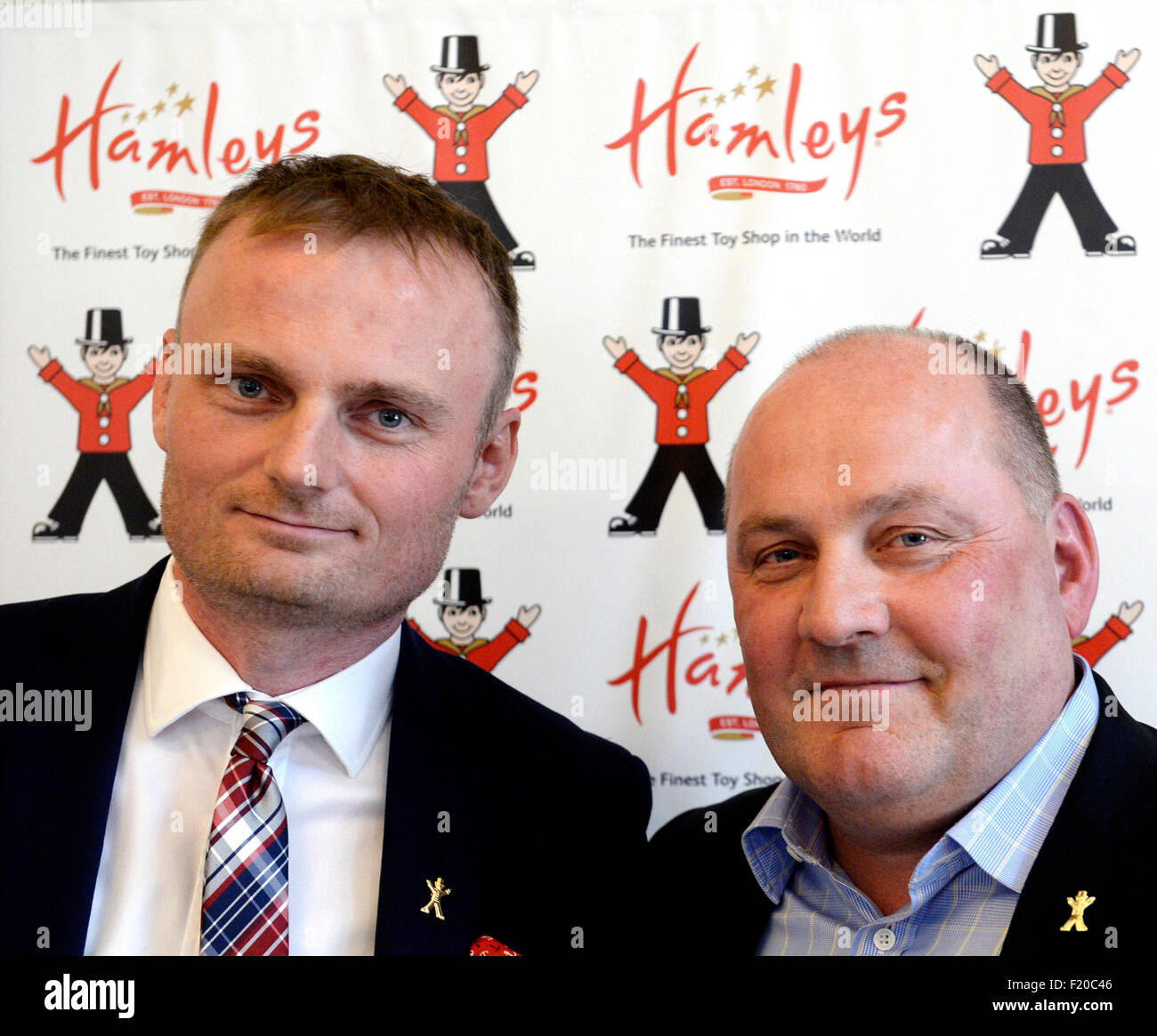 Prag, Prag. 9. Sep, 2015. CEO bei Hamleys von London Gudjon angefüllt (rechts) und Hamleys Lizenznehmer für die Tschechische Republik Pavel Cmelik sprechen im Rahmen einer Pressekonferenz bei der Vertragsunterzeichnung, die Ankunft der britischen Firma Hamleys in mitteleuropäischen Markt offiziell bestätigt. Hamleys wird einer der größten Spielzeuggeschäfte der Welt in Prag, Prag, Tschechische Republik, 9. September 2015 geöffnet. © Michal Krumphanzl/CTK Foto/Alamy Live-Nachrichten Stockfoto