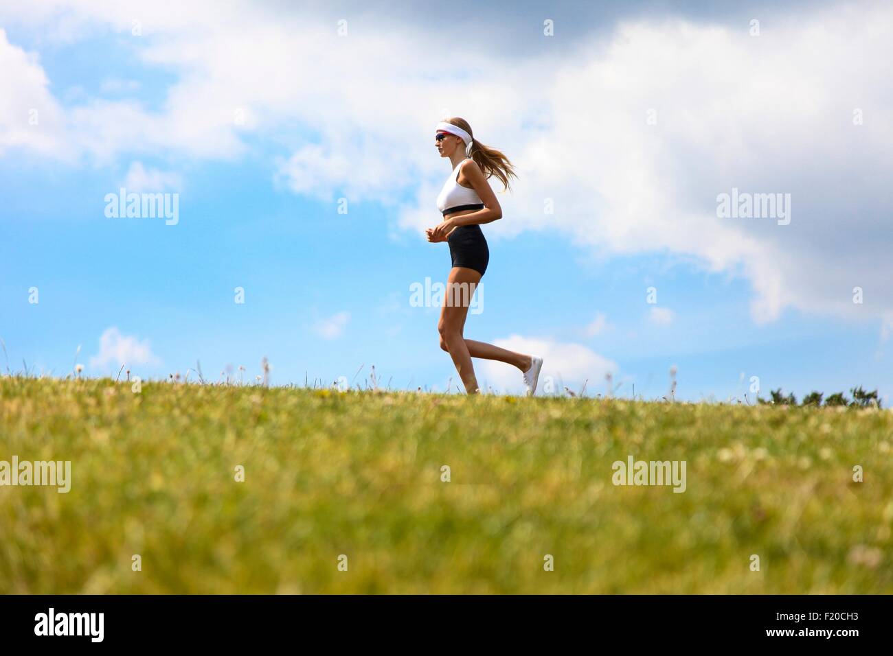 Frau in Landschaft joggen Stockfoto