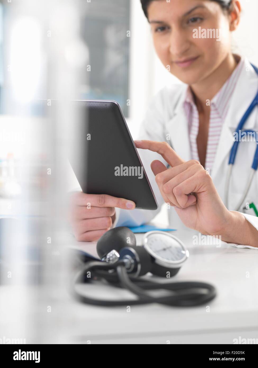 Ärztin mit digital-Tablette Patientenakten aktualisieren Stockfoto