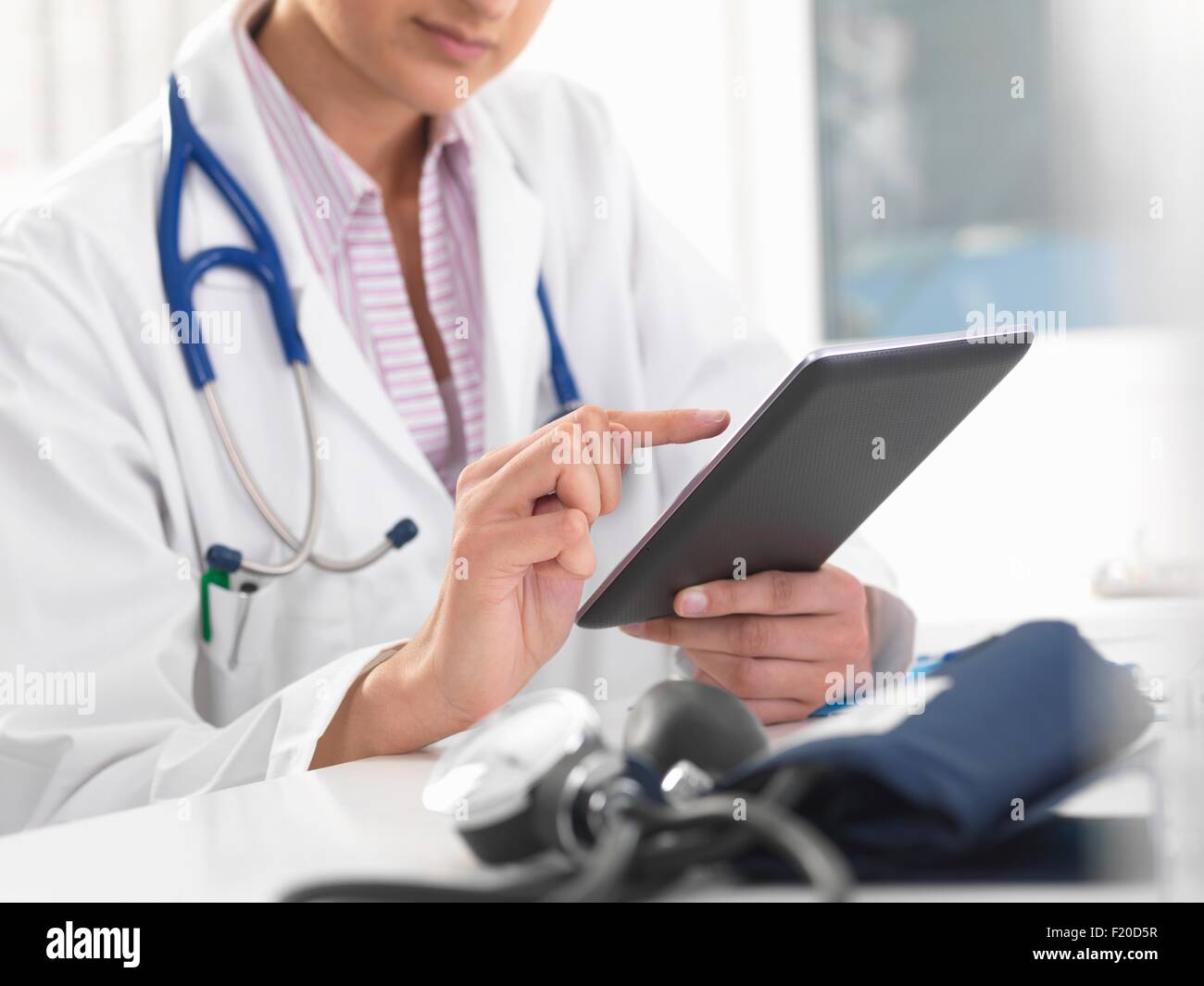 Schuss der Ärztin mit digital-Tablette Touchscreen Patientenakten aktualisieren beschnitten Stockfoto