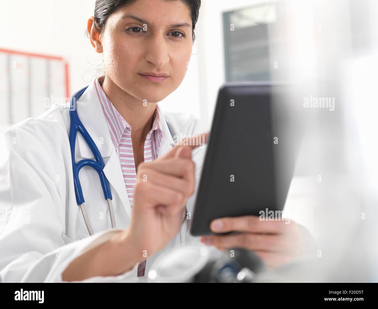 Ärztin mit digital-Tablette Touchscreen für medizinische Aufzeichnungen Stockfoto