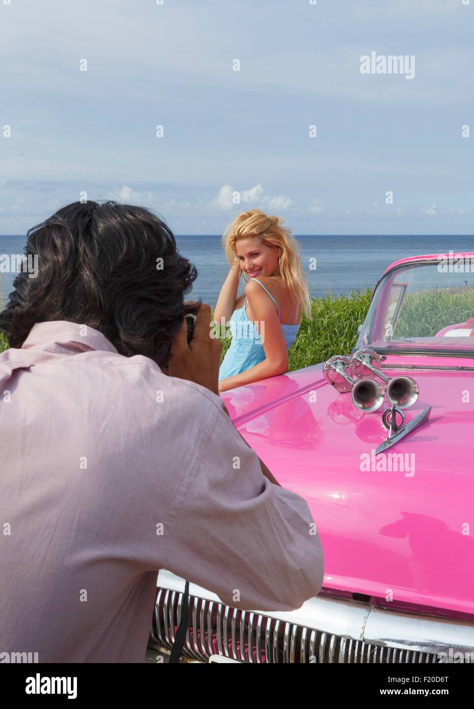 Junge Frau posiert für Fotos mit Oldtimer Cabrio, Havanna, Kuba Stockfoto