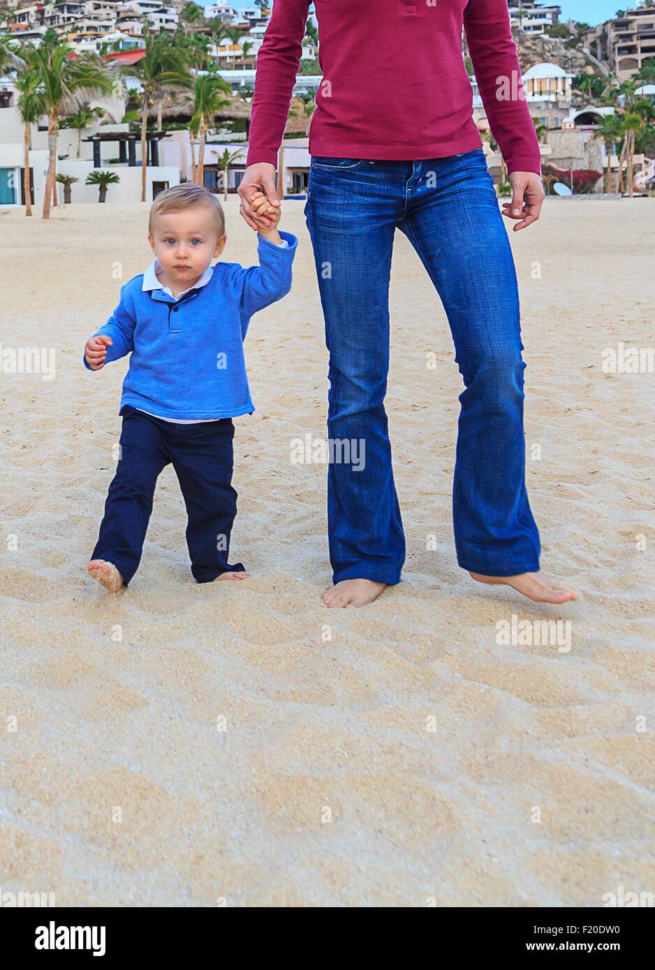 Mutter und Sohn am Strand, Hand in Hand, niedrige Abschnitt Stockfoto
