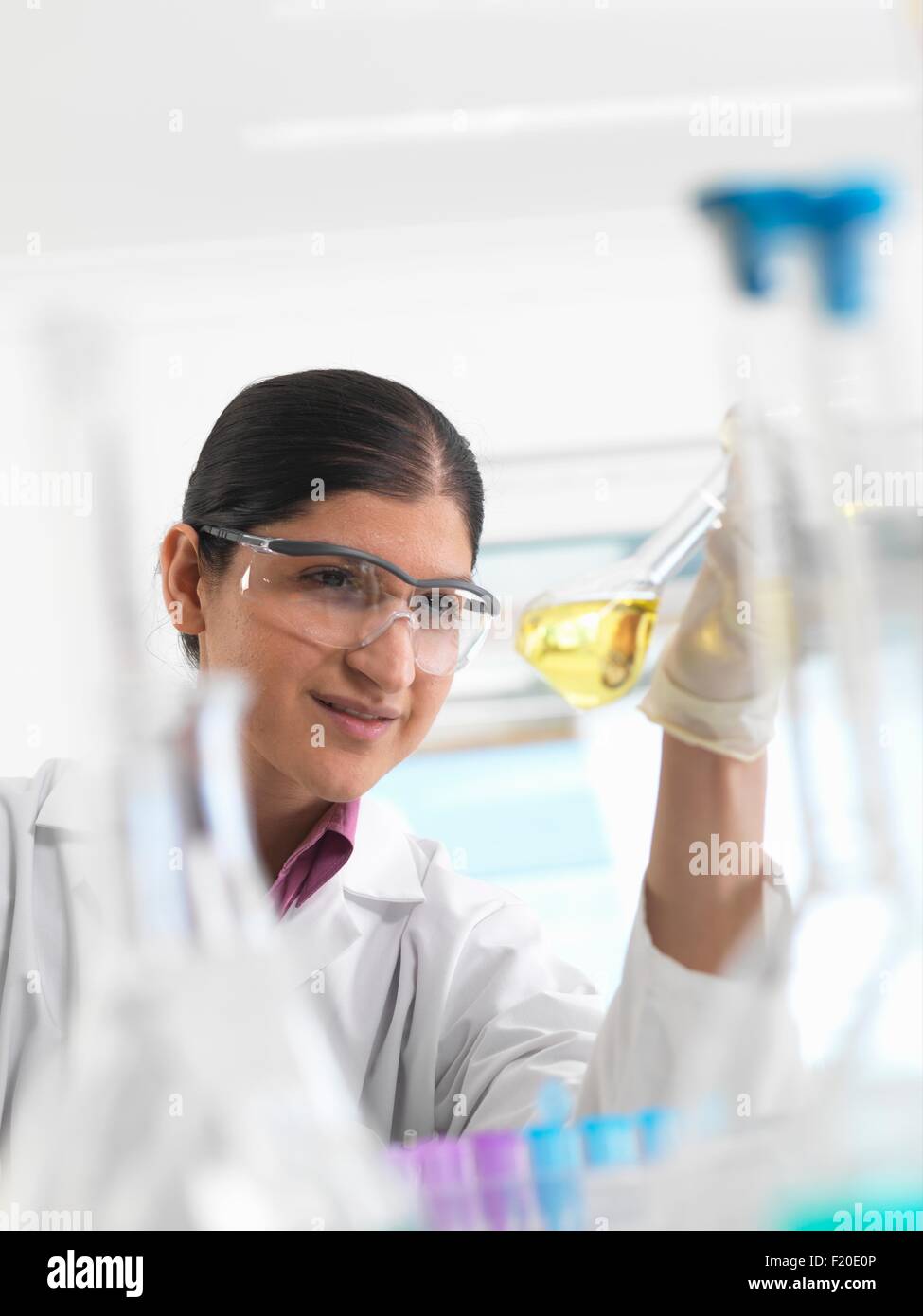Weiblicher Wissenschaftler entwickeln chemische Formel im Labor Stockfoto