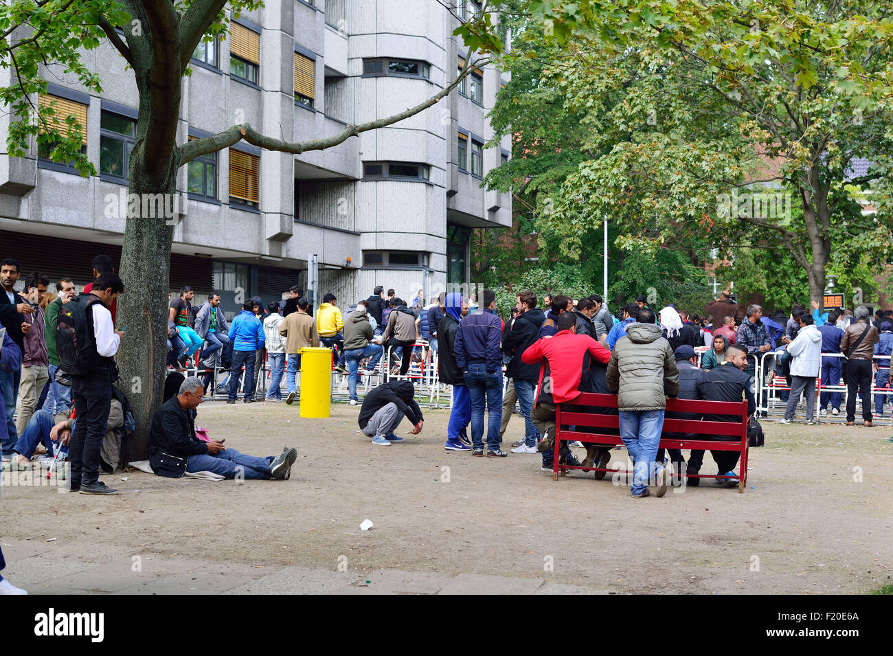 Berlin, Deutschland, 9. September. Flüchtlinge warten auf ihre Anmeldung an den Forschungsdefizite Fuer Gesundheit Und Landeserziehungsgeld (St Stockfoto
