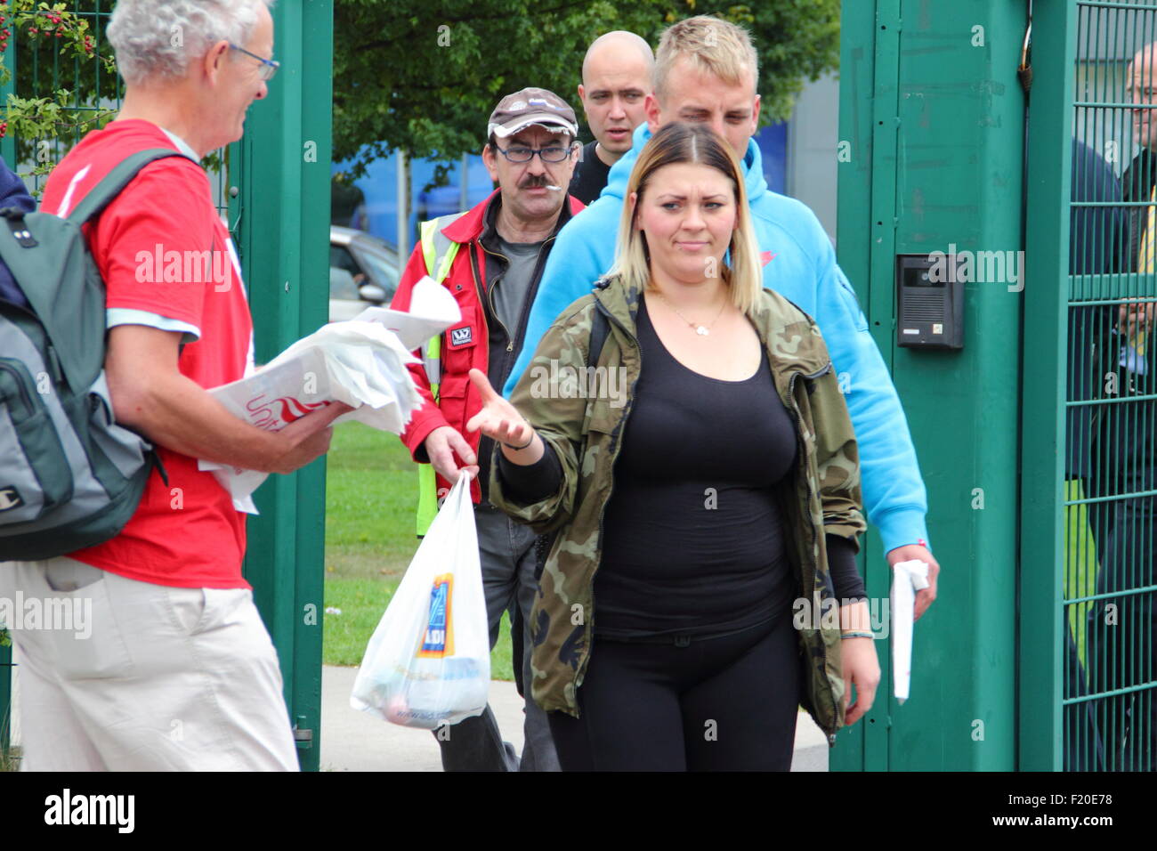 SHIREBROOK, Derbyshire, UK. 9. September 2015. Sport direkte Arbeitnehmer sind durch Mitglieder der Gewerkschaft Unite Flugblätter, sobald sie von ihrer Schicht am Hauptsitz und Lager in Shirebrook, wo das Unternehmen heute seine Hauptversammlung, des Unternehmens entstehen. Der Protest ist Teil eines nationalen Tages der Aktion, die in ganz Großbritannien außerhalb Sports Direct speichert. Bildnachweis: Deborah Vernon/Alamy Live-Nachrichten Stockfoto