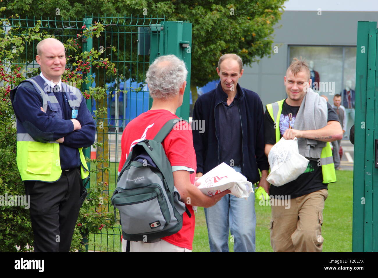 SHIREBROOK, Derbyshire, UK. 9. September 2015. Sport direkte Arbeitnehmer sind durch Mitglieder der Gewerkschaft Unite Flugblätter, sobald sie von ihrer Schicht am Hauptsitz und Lager in Shirebrook, wo das Unternehmen heute seine Hauptversammlung, des Unternehmens entstehen. Der Protest ist Teil eines nationalen Tages der Aktion, die in ganz Großbritannien außerhalb Sports Direct speichert. Bildnachweis: Deborah Vernon/Alamy Live-Nachrichten Stockfoto