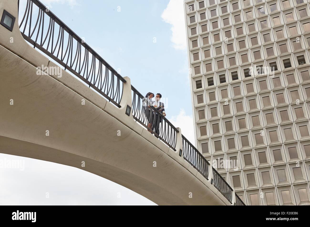 Niedrigen Winkel Ansicht des Menschen am Steg, Rathaus Ost, Los Angeles, Kalifornien, USA Stockfoto