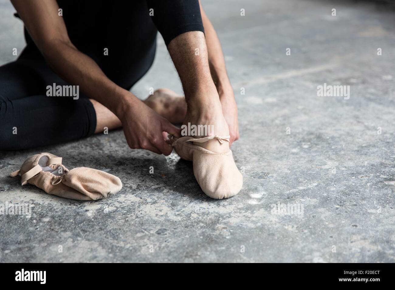 Tänzer tragen Ballett Schuh im studio Stockfoto