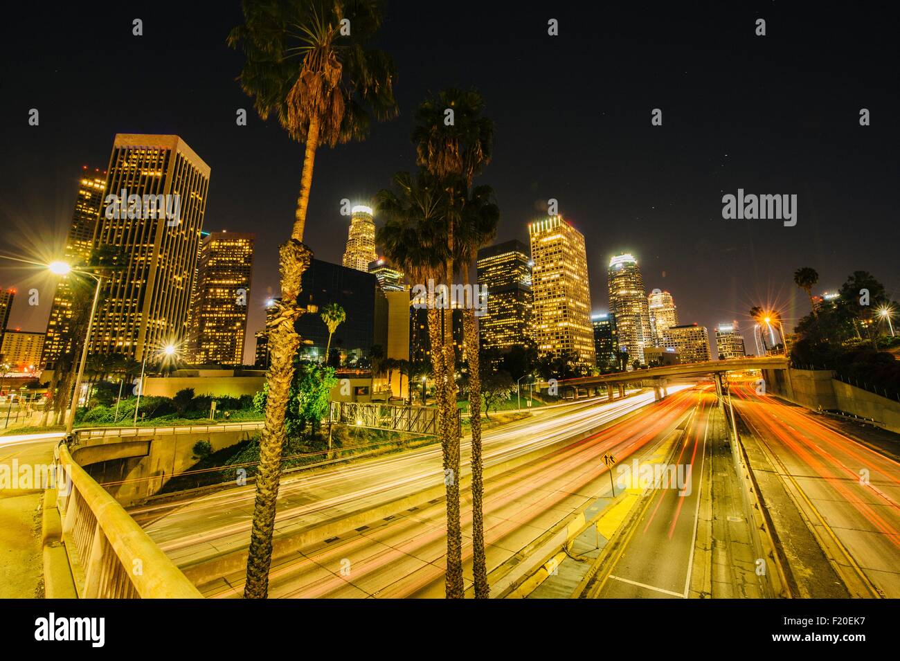 Blick auf die Skyline der Stadt und Autobahn bei Nacht, Los Angeles, Kalifornien, USA Stockfoto