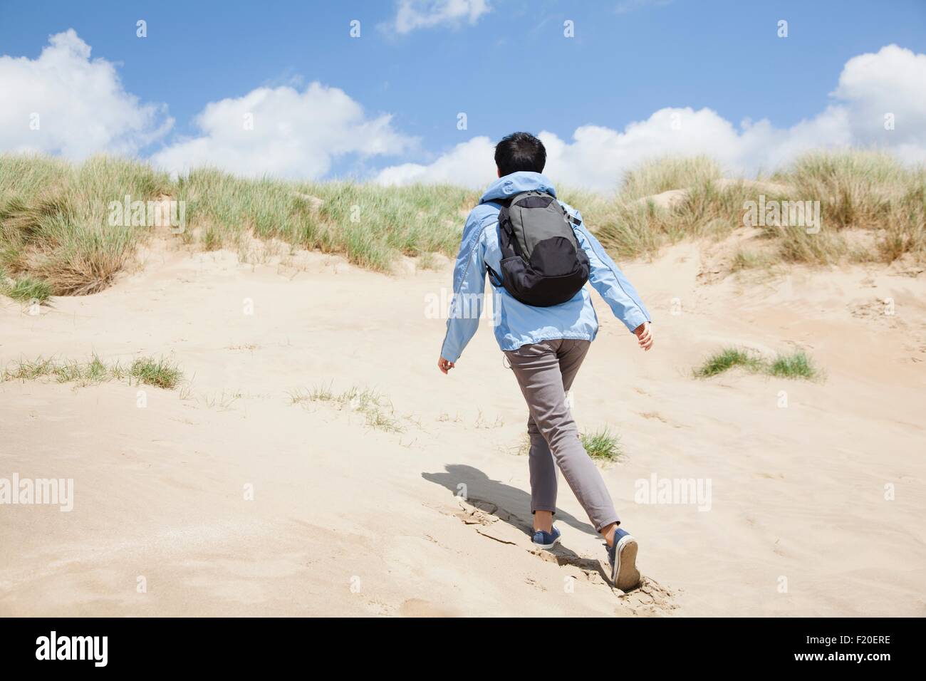 Rückansicht des Mitte Erwachsenen weiblichen Walker, zu Fuß bis Sanddüne Stockfoto