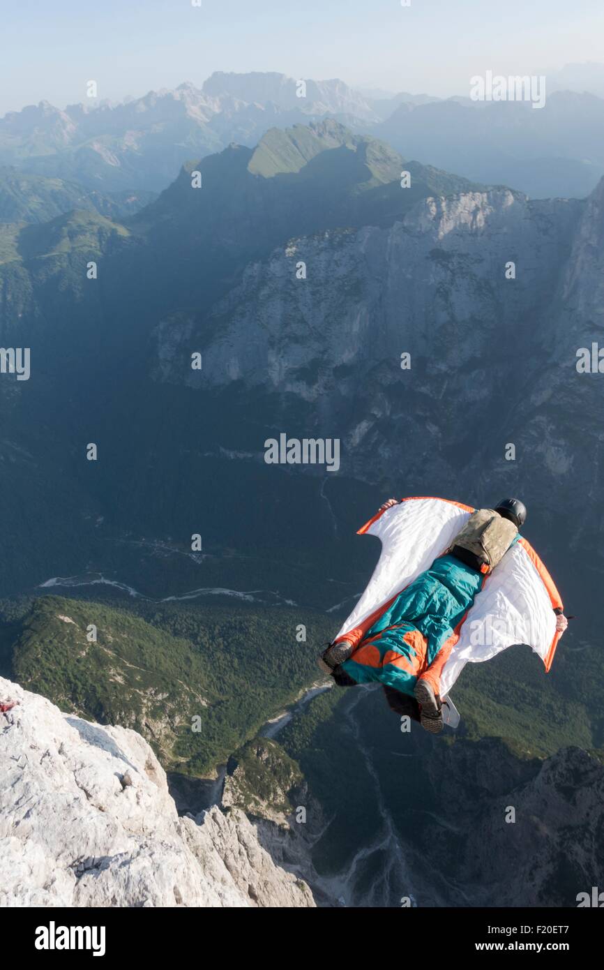 Männliche Basejumper Wingsuit fliegen aus Berg, Dolomiten, Italien Stockfoto
