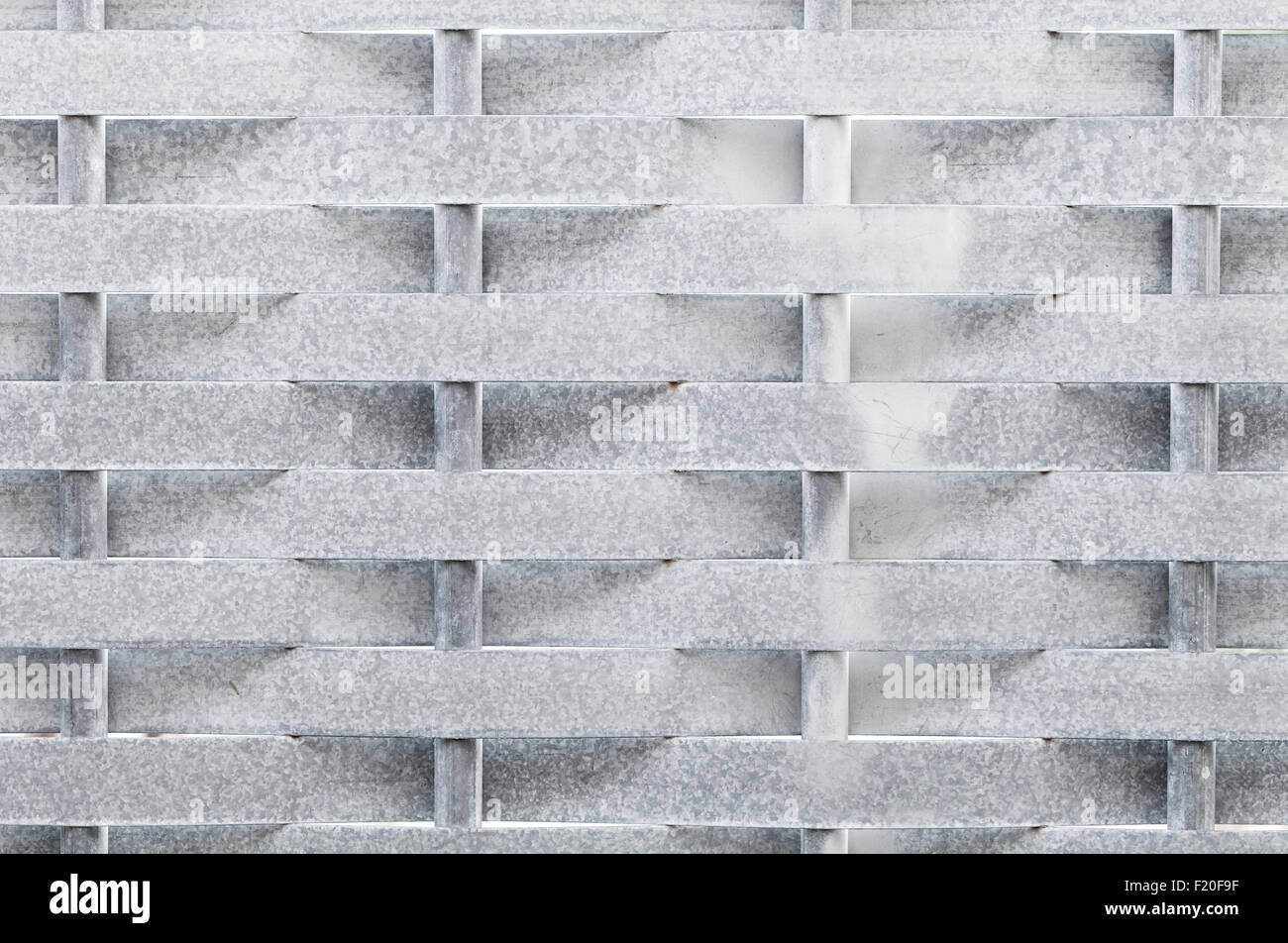 Metall geflochtenen Zaun gemacht von Stahlstäben und Streifen, Hintergrundtextur Stockfoto