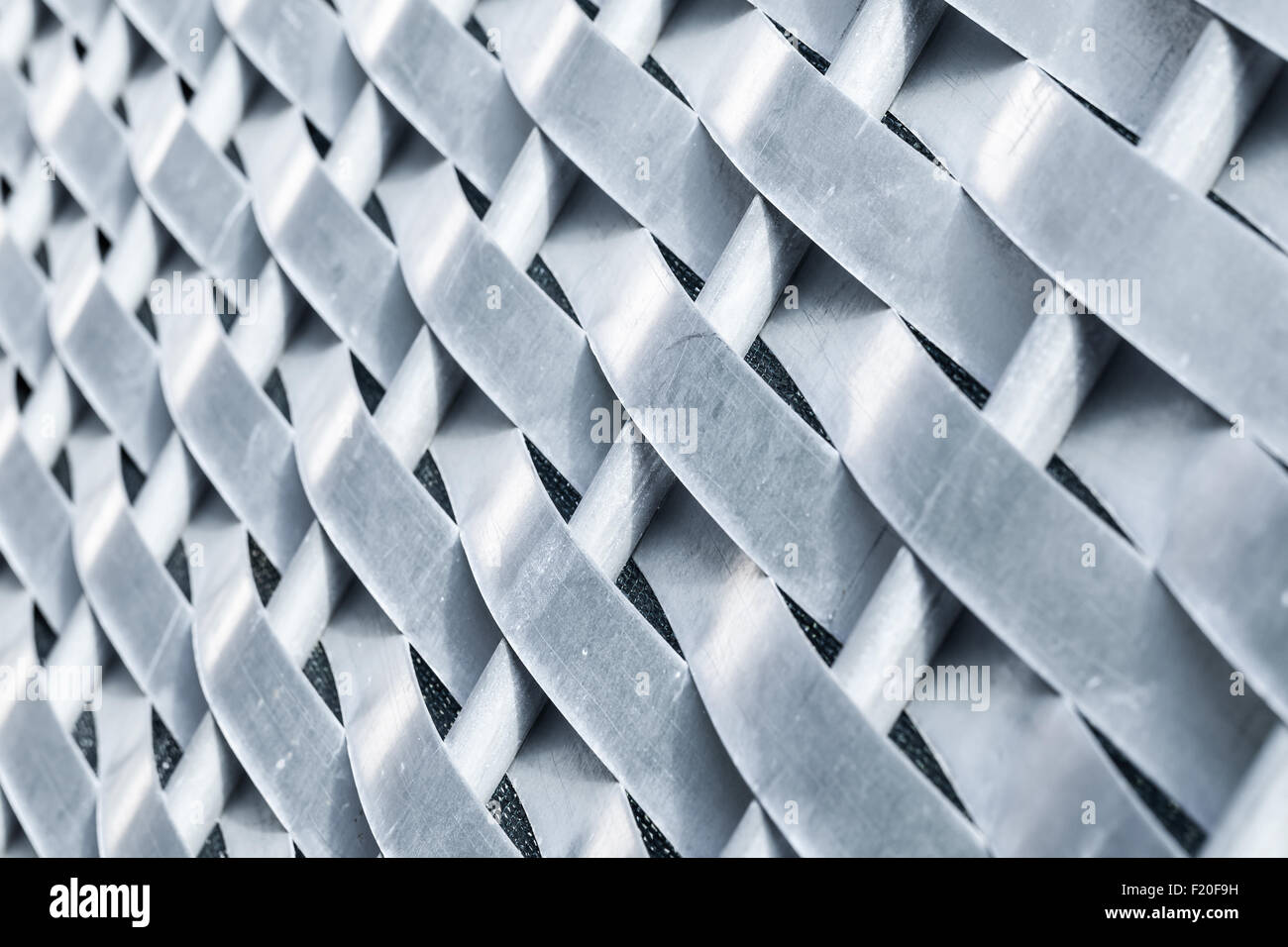 Metall geflochtenen Zaun gemacht aus Stahlstäben und Streifen, Nahaufnahme Foto mit selektiven Fokus Stockfoto